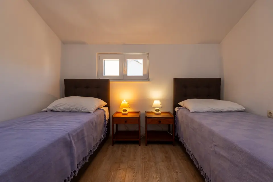 Bedroom with two single beds and bedside lamps